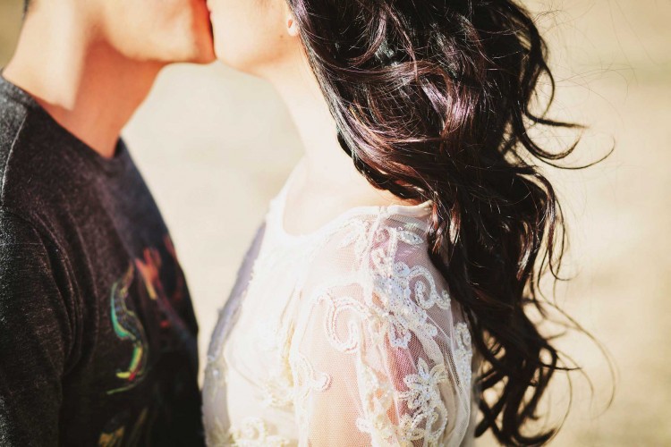 romantic couple wallpaper kissing
