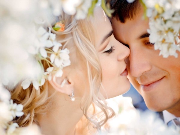 Heavenly kiss of romantic couple wallpapers